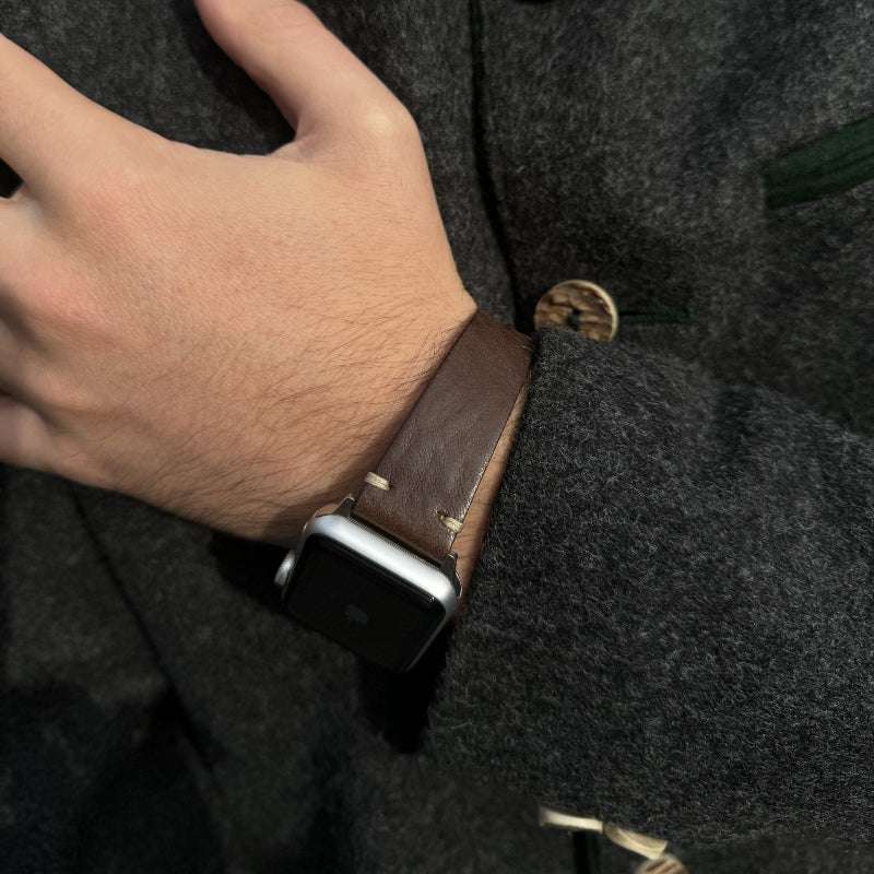 Schickes, graues Apple Watch Armband Leder Herren am Handgelenk eines modebewussten Mannes.