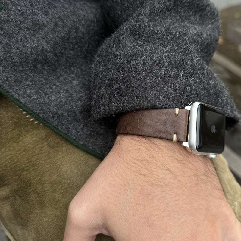 Tragebild eines Mannes, der das braune Apple Watch Armband Leder Herren stilsicher trägt.