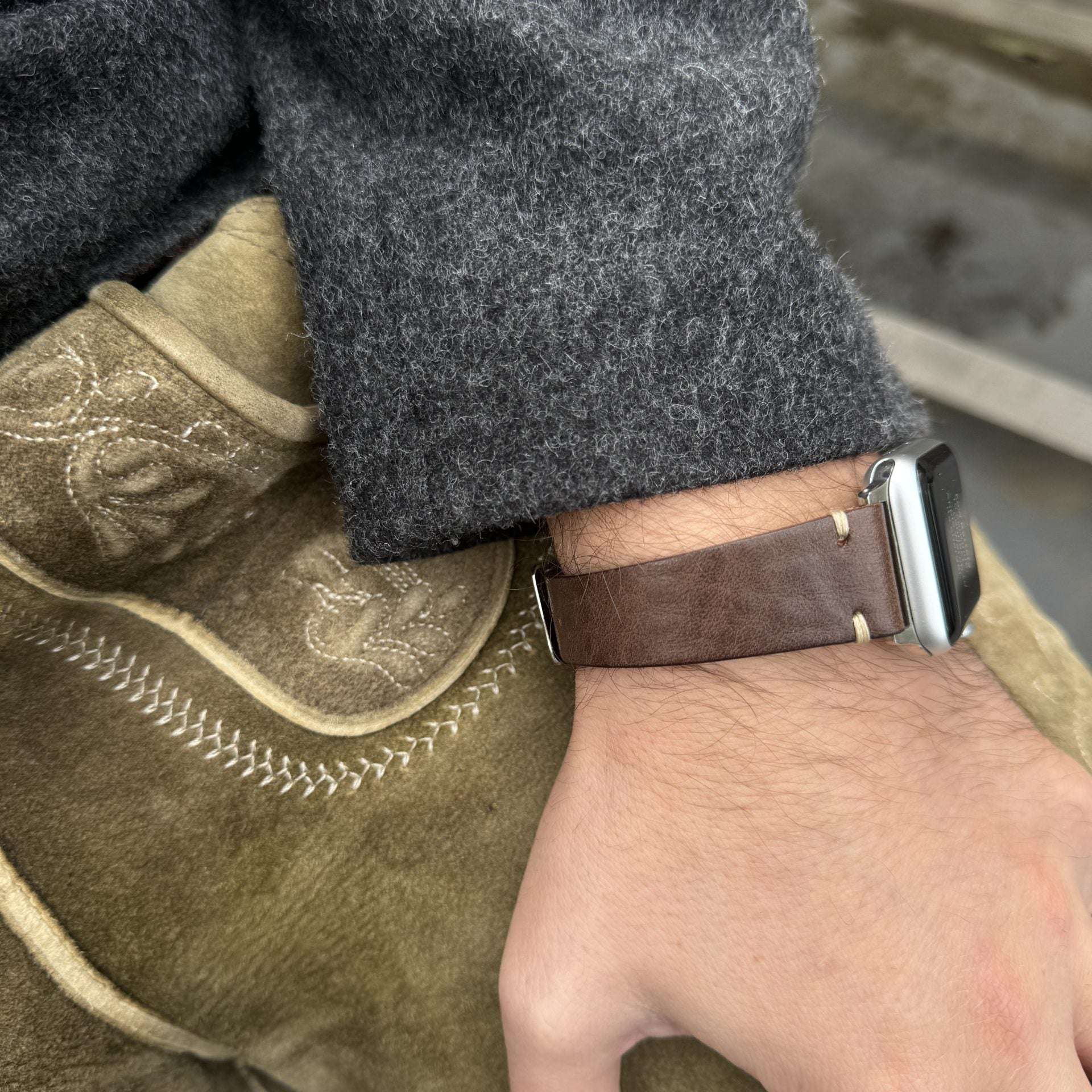 Nahaufnahme eines Herren mit dem braunen Apple Watch Armband Leder, modisch und lässig.