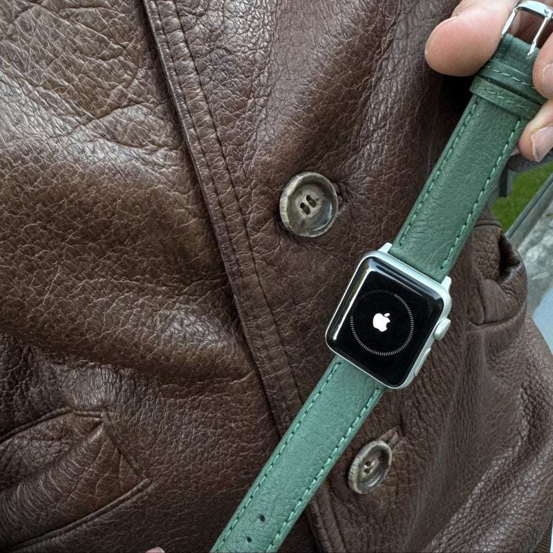 Detailaufnahme der Ledertextur des dunkelgrünen rustikalen Stierleder-Armbands für Apple Watch – Natürliche Maserung und hochwertige Verarbeitung