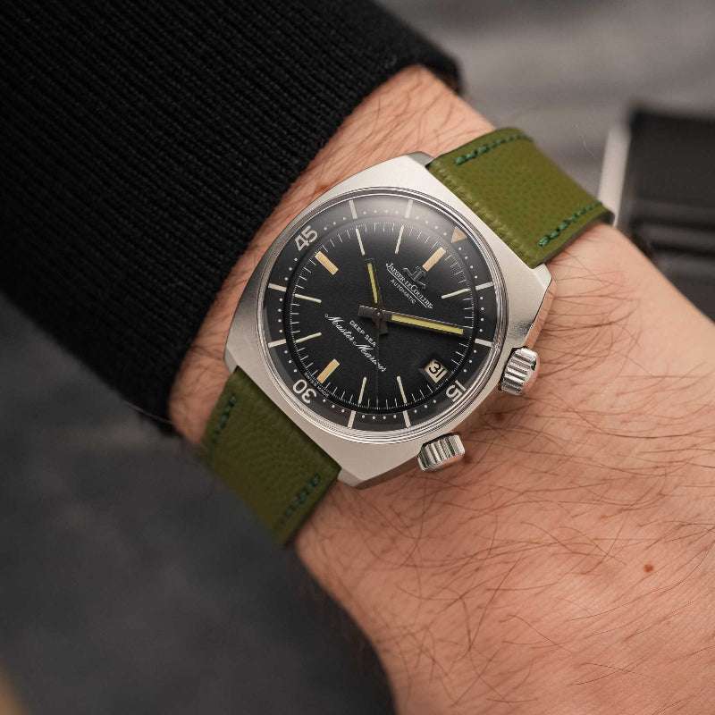 Dunkelgrünes Kaviar Uhrenarmband an Jaeger Le Coultre Deep Sea Uhr – Detailaufnahme der Jaeger Le Coultre Deep Sea Uhr mit edlem, strapazierfähigem dunkelgrünem Kaviarlederarmband