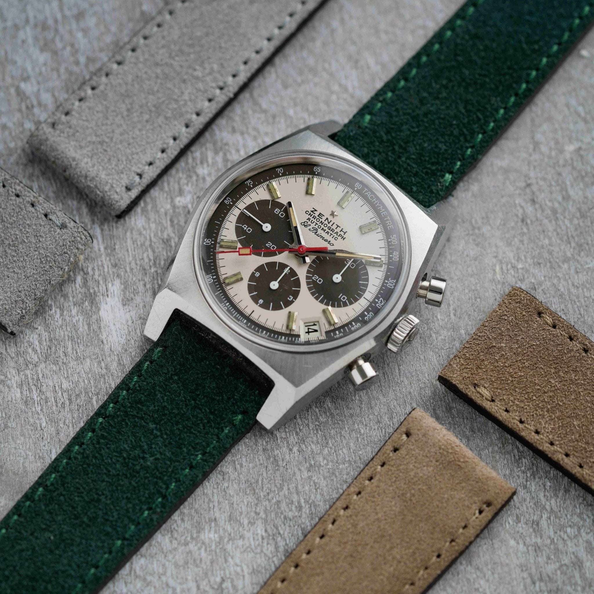 Dunkelgrünes Nizza Velourslederarmband an einer Zenith El Primero Vintage, ideal kombiniert für einen eleganten und zeitlosen Look, der die hochwertige Verarbeitung des Armbands unterstreicht.