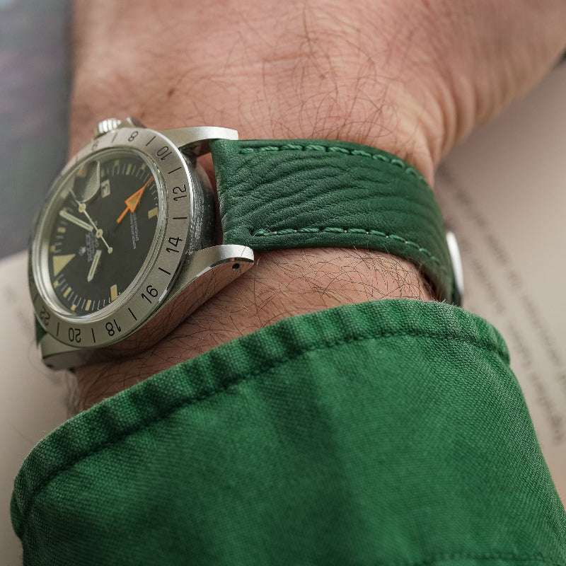 Dunkelgrünes Stierleder Uhrenarmband an Rolex Explorer 2 1974 am Handgelenk – Detailaufnahme der Uhr am Handgelenk, strapazierfähiges und luxuriöses Stierlederarmband, Made in Germany, perfekt für den Alltag und elegante Anlässe