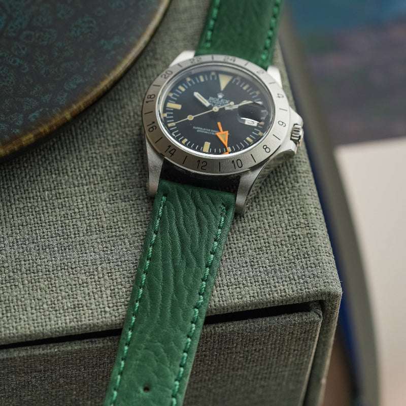 Dunkelgrünes Stierleder Uhrenarmband an Rolex Explorer 2 1974 – Detailaufnahme der klassischen Uhr mit hochwertigem, strapazierfähigem Stierlederarmband, Made in Germany, perfekt für sportliche und luxuriöse Uhren