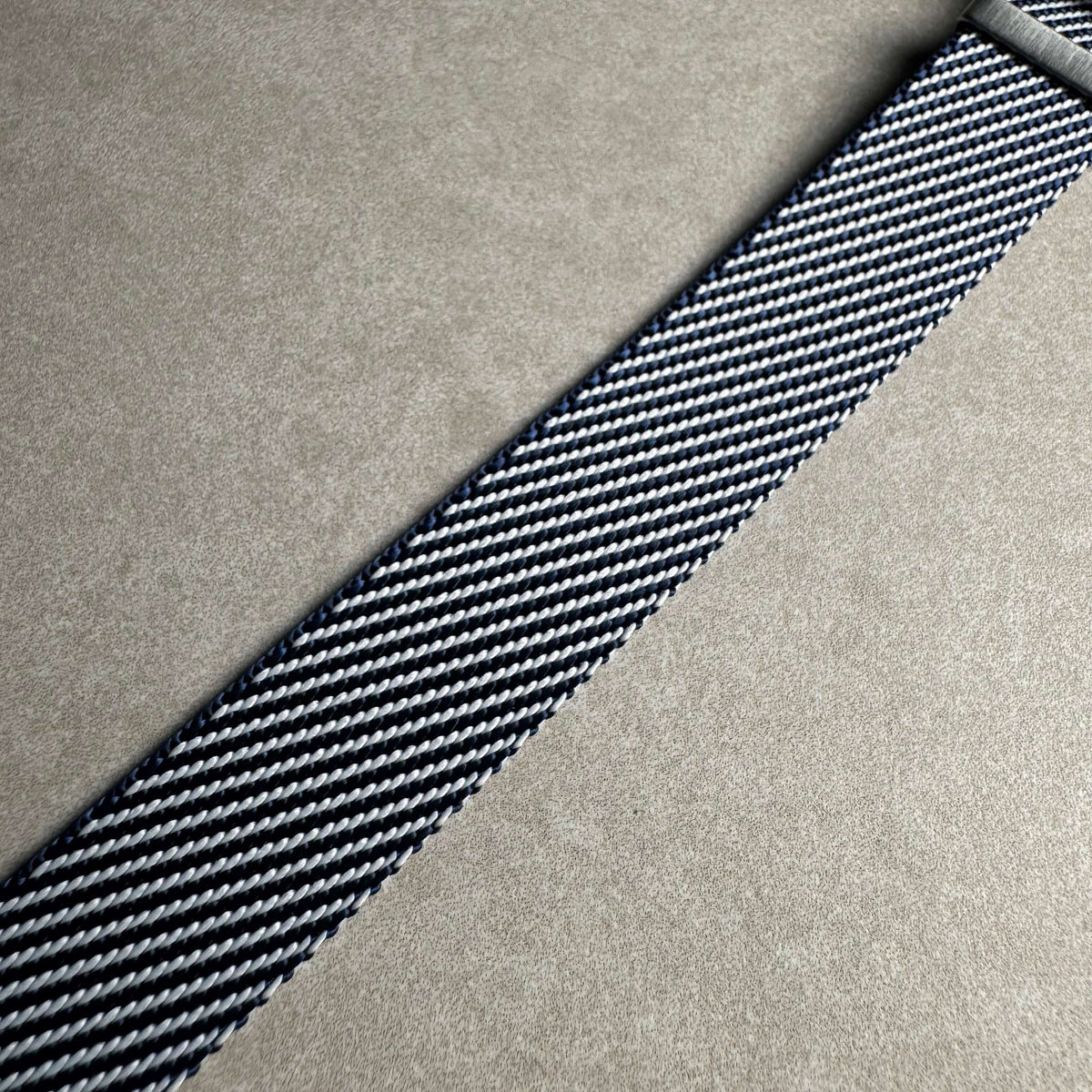 Durchzugsband Cotton – Uhrenarmband aus Nylon-Gewebe in blau-weiß gestreiftem Design auf neutralem Hintergrund.