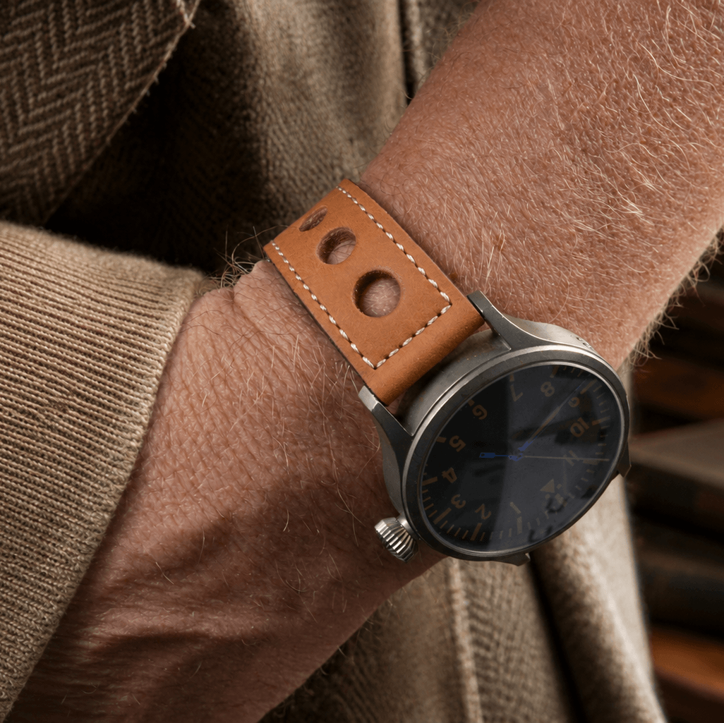 Saddle Racing – Lederarmband mit großen Racing Löchern an einer Armbanduhr, zeigt die markante Vintage-Optik.
