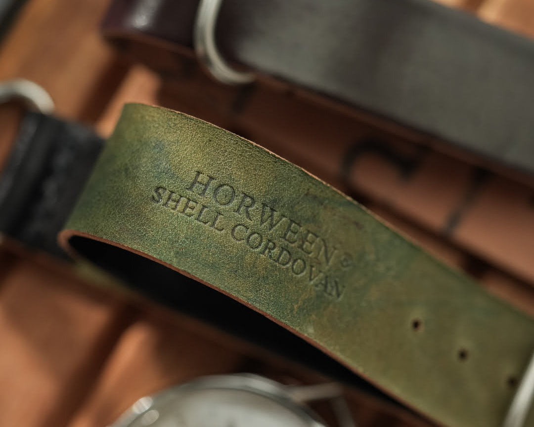 Detailansicht der Rückseite des schwarzen Horween Shell Cordovan NATO Uhrenarmbands – Sorgfältige Verarbeitung mit hochwertigem Shell Cordovan Leder, Made in Germany, strapazierfähig und luxuriös, ideal für sportliche und elegante Uhren