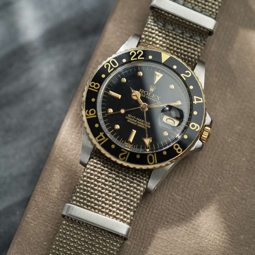 Field Cotton NATO Uhrenarmband an Rolex GMT Master 16753 – Detailaufnahme der Uhr mit strapazierfähigem Baumwollgewebe-NATO Uhrenarmband, perfekt für sportliche und luxuriöse Zeitmesser