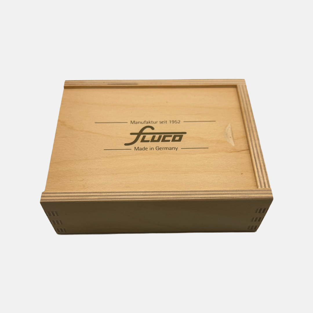 Fluco Echt Holzbox für Geldbörsen – Detailaufnahme einer eleganten und robusten Holzbox von Fluco, speziell designed, um Geldbörsen sicher und stilvoll aufzubewahren. Die Holzbox hebt sich durch ihre hochwertige Verarbeitung und edle Ausstrahlung hervor.