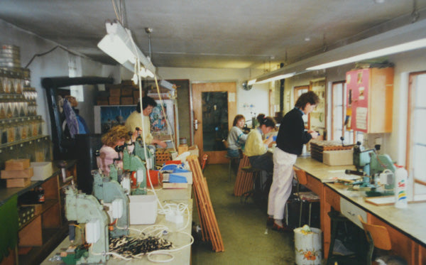 Fluco Manufaktur zu Beginn mit noch weniger Personal – Historisches Bild der ersten Tage der Fluco Manufaktur, als das Unternehmen mit noch weniger Personal als 8 Mitarbeitern startete. Das Bild zeigt das sehr kleine Team, das in einem engen Arbeitsraum die ersten Uhrenarmbänder von Fluco produzierte.