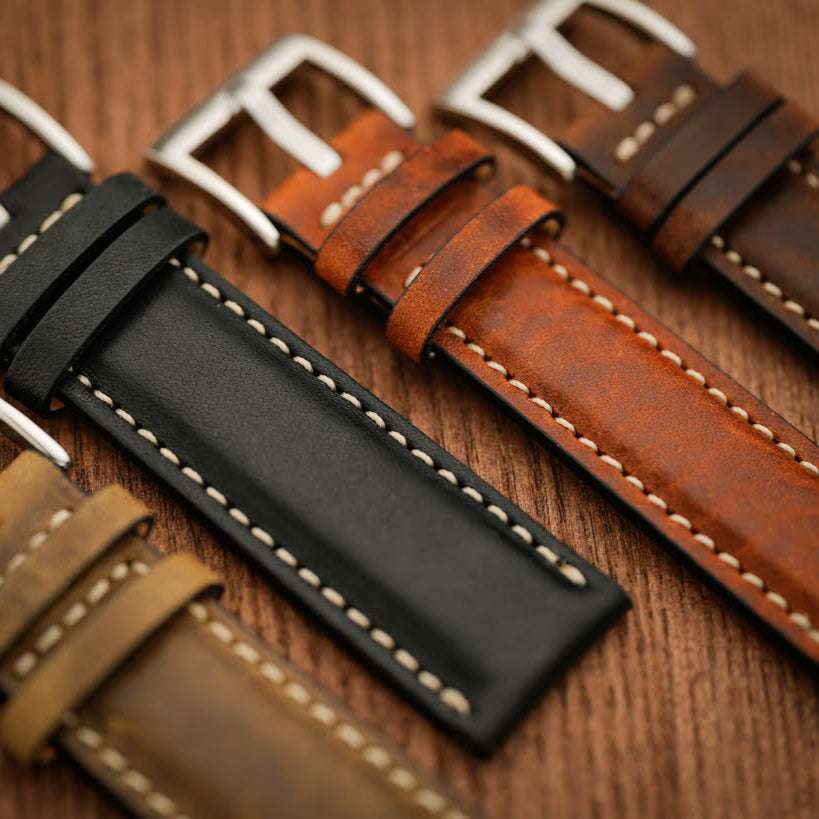 Vier 24mm Leder Vintage Uhrenarmbänder nebeneinander – Detailaufnahme von vier hochwertigen, handgefertigten hellbraunen Vintage Lederarmbändern, ideal für luxuriöse und sportliche Zeitmesser