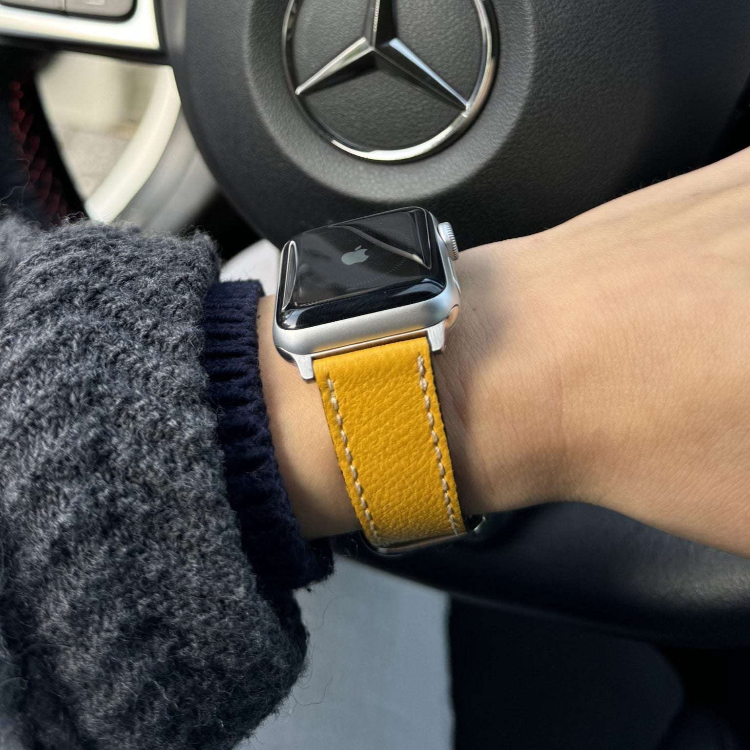 Gelbes Epsom Leder-Armband für Apple Watch – Seitenansicht des eleganten, strapazierfähigen Epsom-Leders, handgefertigt in Deutschland