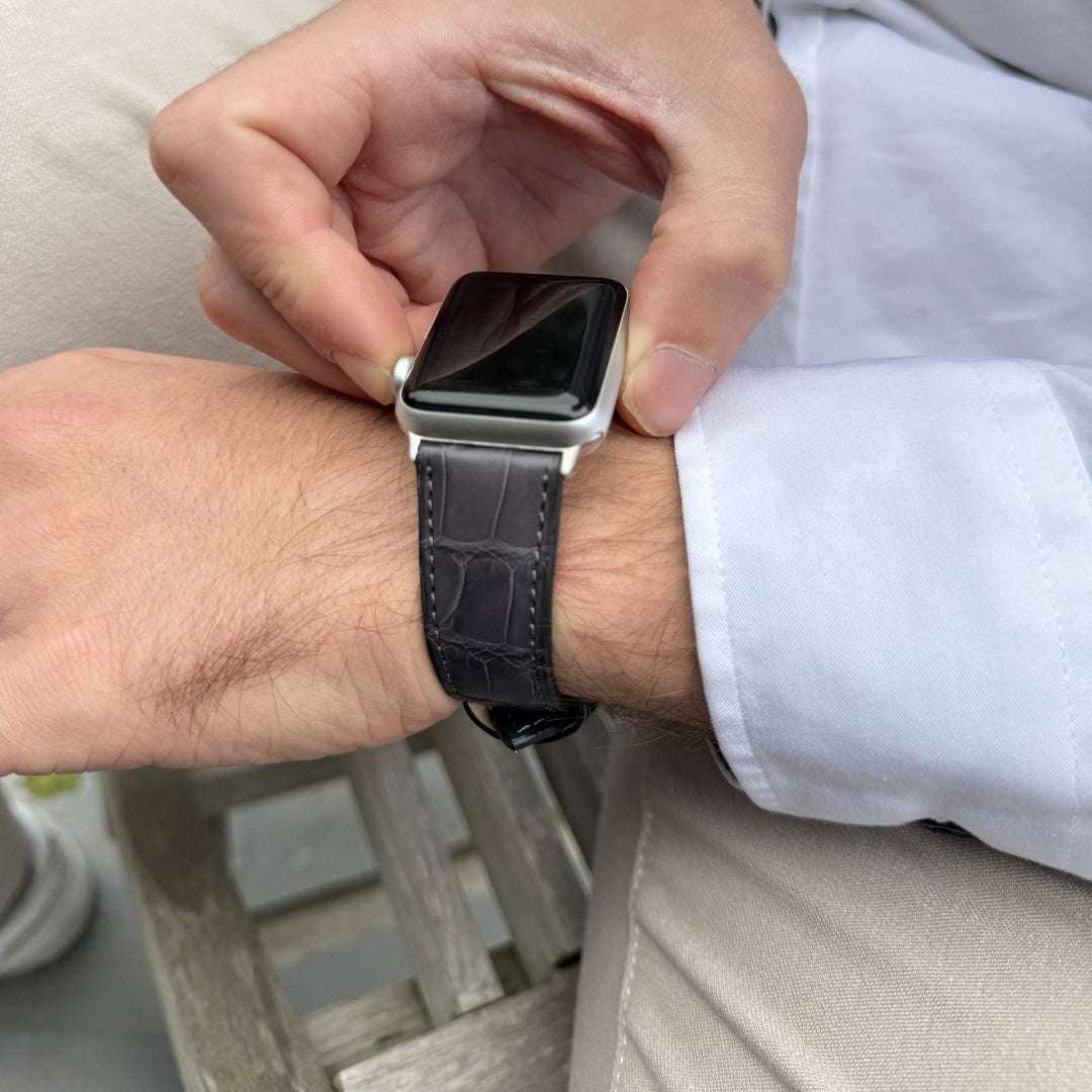 Graues Echt-Alligator-Armband für Apple Watch am Handgelenk – stilvolles Uhrenarmband auf beiger Hose, Detailansicht