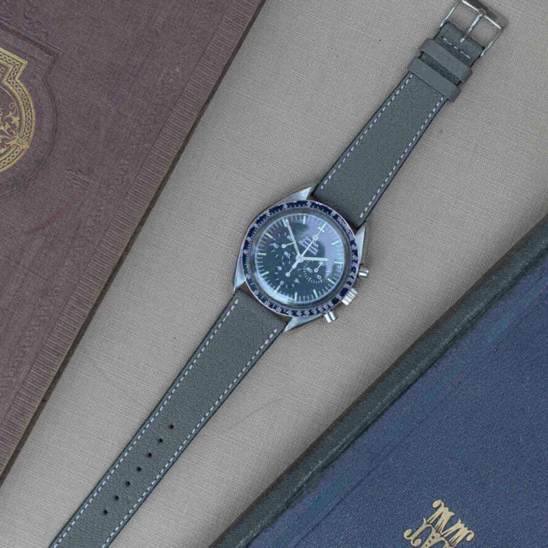 Graues Ziegenlederarmband an einer Omega Speedmaster, das eleganten Stil und hohen Tragekomfort vereint.