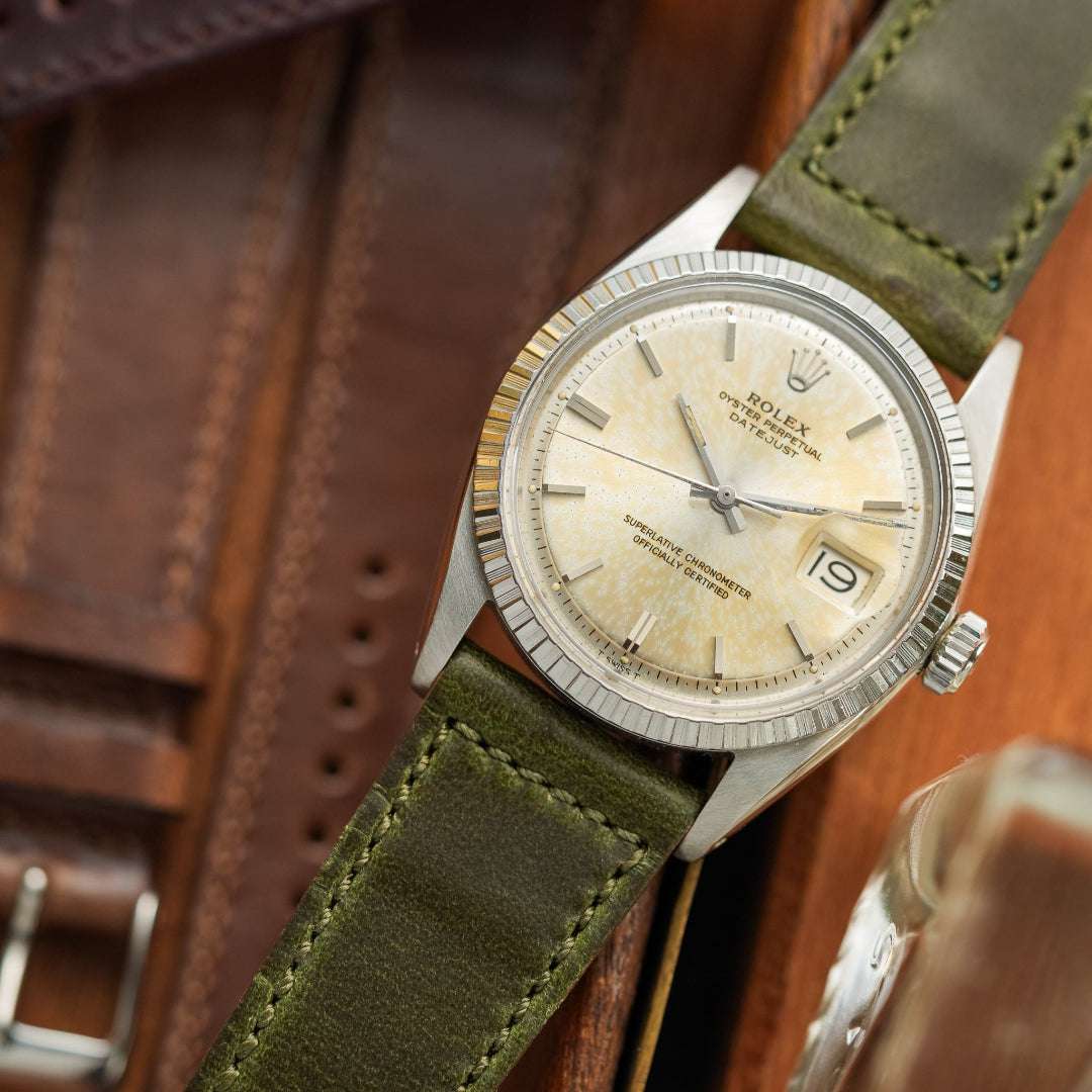 Grünes Horween Chromexcel Uhrenarmband an Rolex Datejust 1603 Peipan 1965 – Detailaufnahme der klassischen Uhr mit hochwertigem, strapazierfähigem Chromexcel Lederarmband, ideal für luxuriöse Vintage Uhren