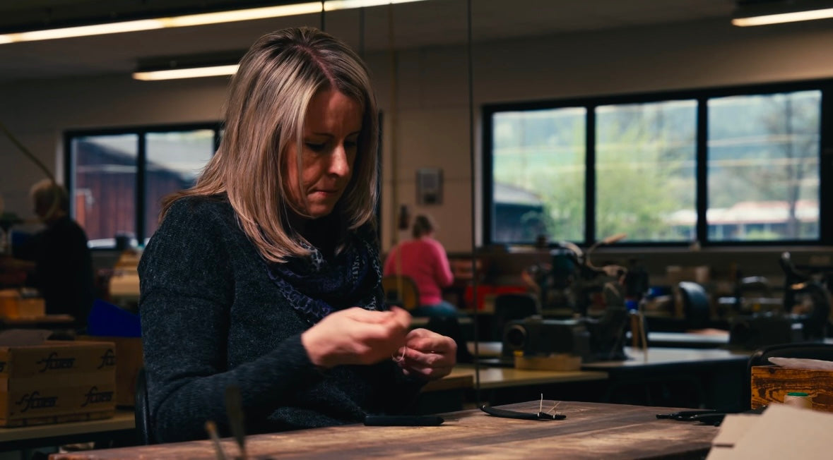 Handnaht eines Uhrenarmbands in einer deutschen Manufaktur – Detaillierte Ansicht eines Handwerkers, der die Naht des Uhrenarmbands von Hand setzt, um die höchste Präzision und Haltbarkeit zu garantieren.