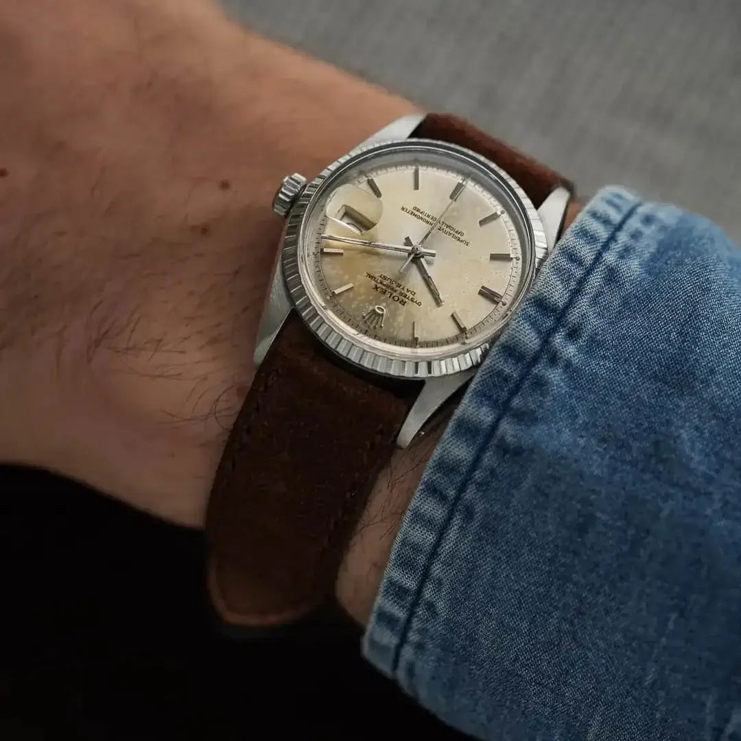 Haselnussfarbenes Nizza Velourslederarmband an einer Rolex Datejust 1603 Piepan, getragen am Handgelenk. Das Bild zeigt die elegante Kombination aus hochwertigem Leder und dem klassischen Design der Uhr.