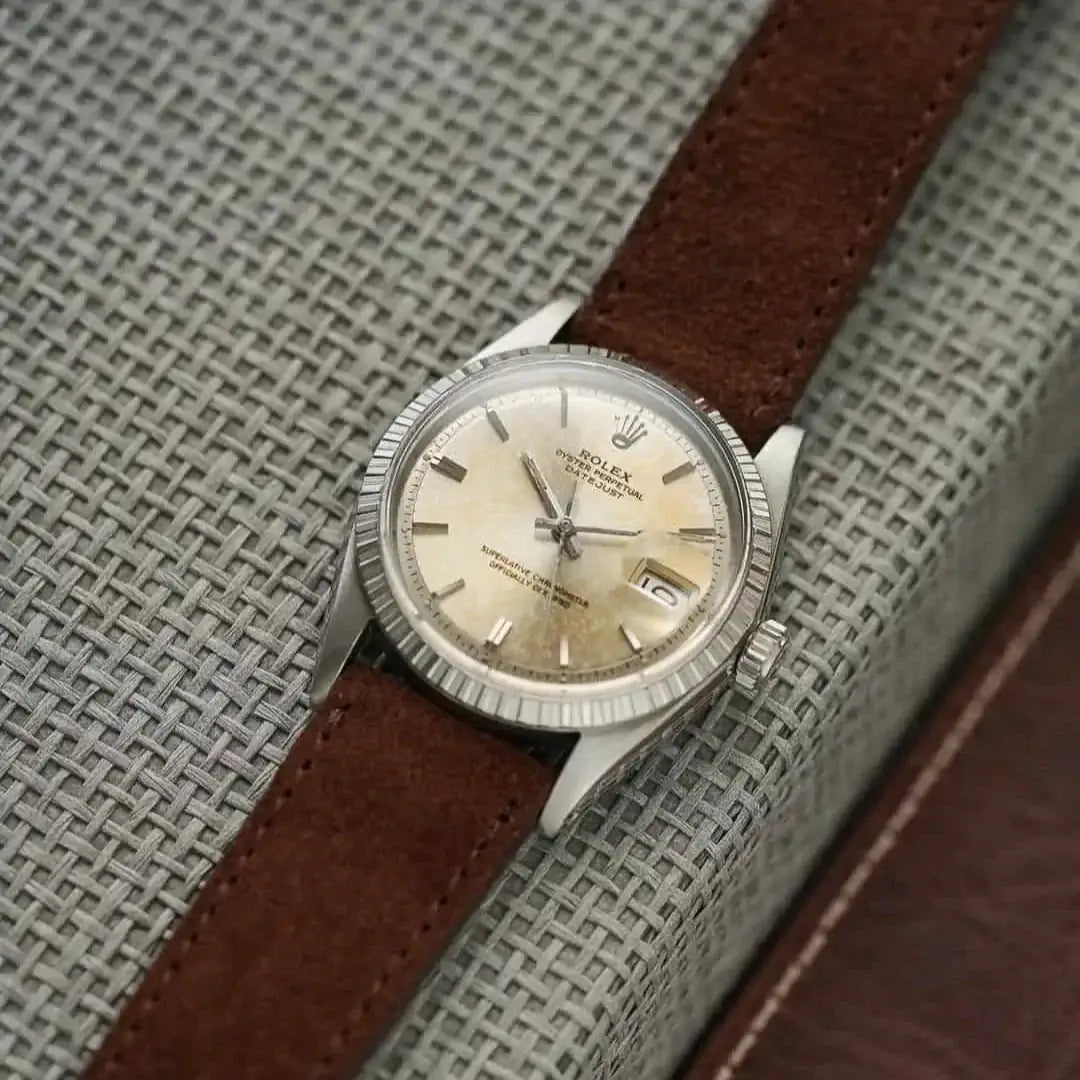 Haselnussfarbenes Nizza Velourslederarmband, liegend an einer Rolex Datejust 1603 Piepan. Das Bild zeigt die edle Verarbeitung des Armbands und das klassische Design der Uhr.