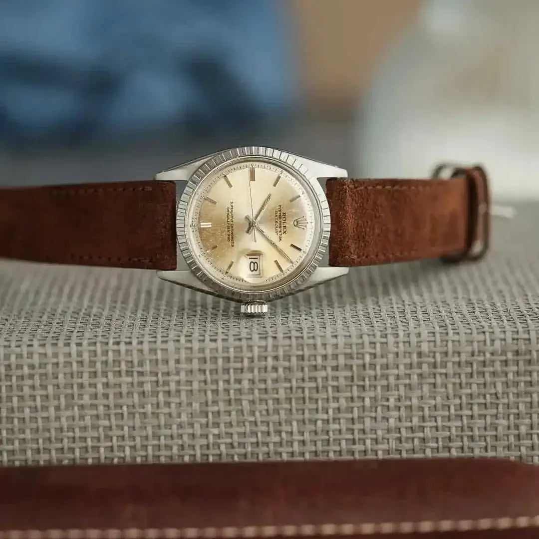 Haselnussfarbenes Nizza Velourslederarmband, seitlich liegend an einer Rolex Datejust 1603 Piepan. Das Bild zeigt die hochwertige Lederstruktur und das seitliche Profil der klassischen Uhr