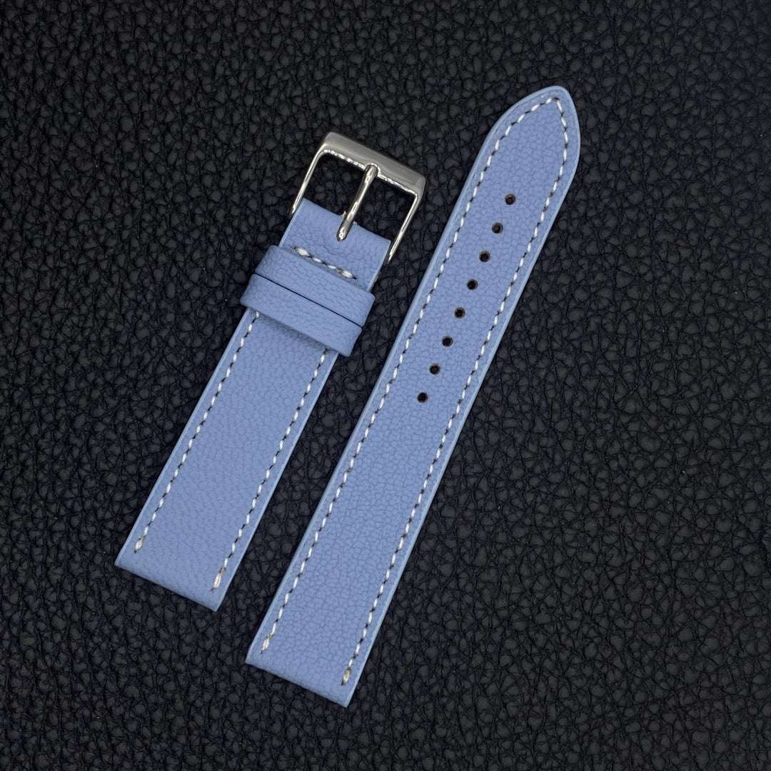 Hellblaues Ziegenleder Uhrenarmband ohne Uhr – Detailaufnahme des Uhrenarmbands in edlem hellblau, ideal für Damen, die nach einem eleganten und strapazierfähigen Uhrenarmband suchen