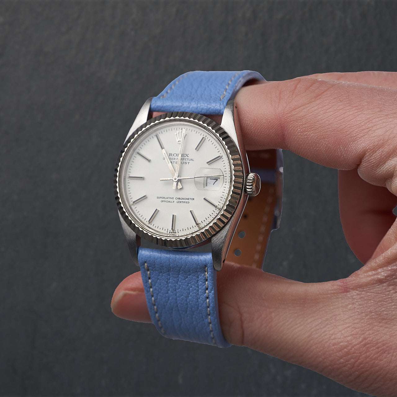 Hellblaues Ziegenleder Uhrenarmband an Rolex Oyster Perpetual – Detailaufnahme der Uhr mit luxuriösem hellblauem Ziegenlederarmband, das für seine Weichheit und Strapazierfähigkeit bekannt ist