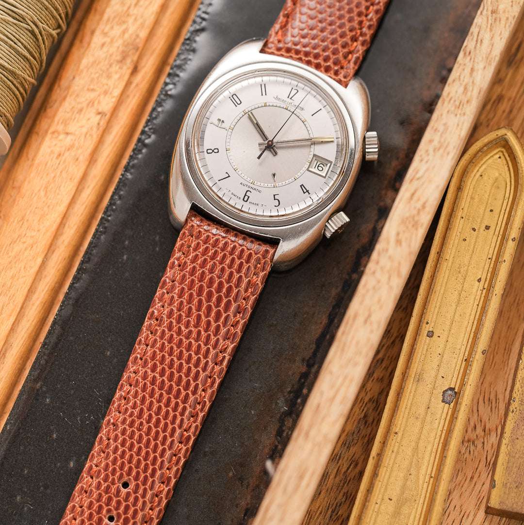 Hellbraunes echtes Eidechsen Uhrenarmband an Jaeger-LeCoultre Memovox – Detailaufnahme des Armbands an der ikonischen Uhr, luxuriöses Design, handgefertigt und strapazierfähig, Made in Germany