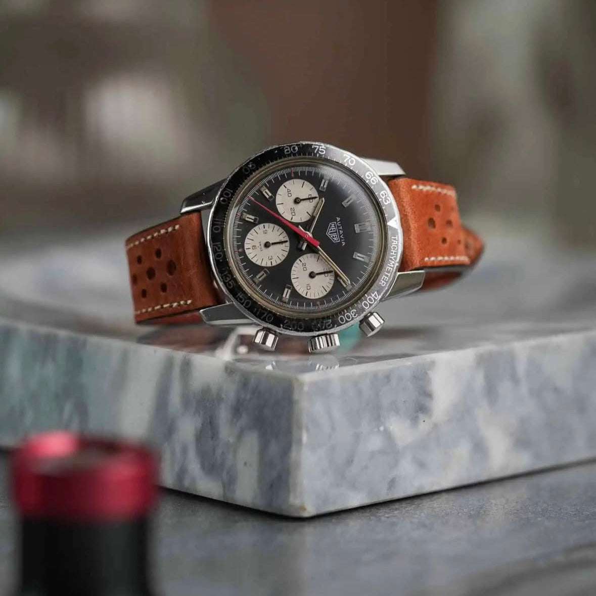 Hellbraunes Horween Dublin Leder Racing Uhrenarmband an Heuer Autavia – Detailaufnahme der Heuer Autavia Uhr mit hochwertigem, strapazierfähigem hellbraunem Horween Dublin Lederarmband, das sportliche Eleganz und Langlebigkeit vereint