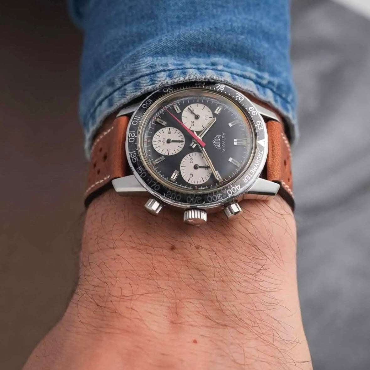 Hellbraunes Horween Dublin Leder Racing Uhrenarmband an Heuer Autavia – Seitenansicht der Heuer Autavia Uhr mit robustem hellbraunem Horween Dublin Lederarmband, das für seine Widerstandsfähigkeit und edle Verarbeitung bekannt ist