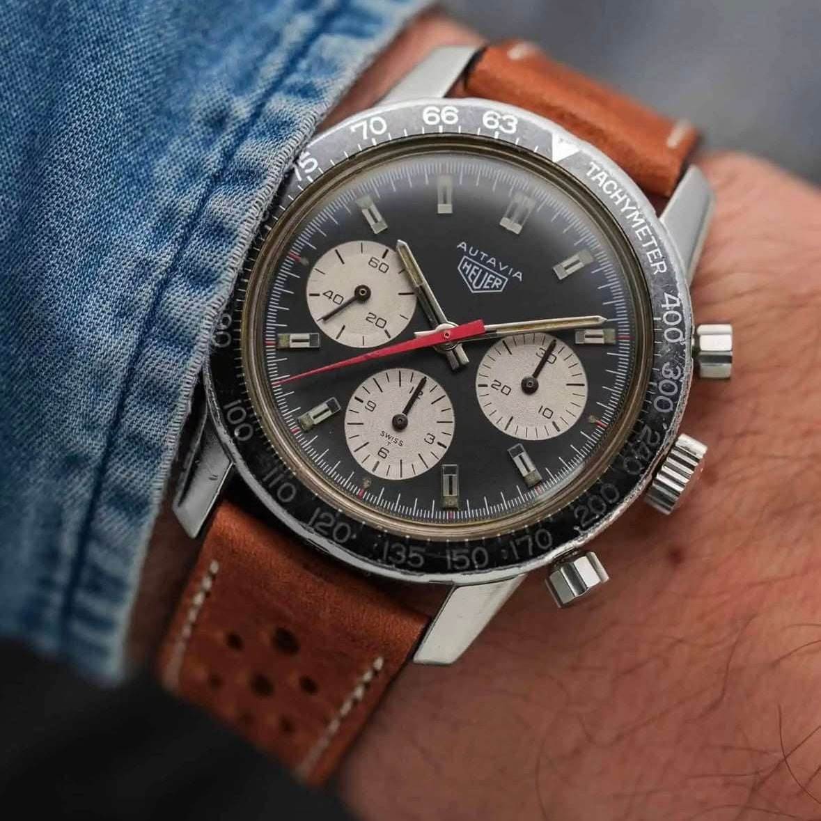 Hellbraunes Racing Uhrenarmband aus hochwertigem vegetabil gegerbtem Rindleder an Heuer Autavia – am Handgelenk Heuer Autavia Uhr mit strapazierfähigem, hellbraunem Uhrenarmband, das der Uhr einen klassischen und sportlichen Charme verleiht