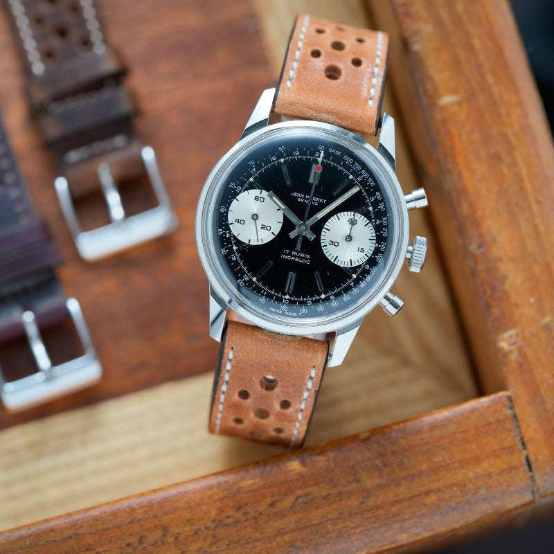 Hellbraunes Horween Dublin Leder Racing Uhrenarmband an Jean Perret Genève – Detailaufnahme der Jean Perret Genève Uhr mit edlem, strapazierfähigem hellbraunem Horween Dublin Lederarmband, das der Uhr einen klassischen und eleganten Look verleiht