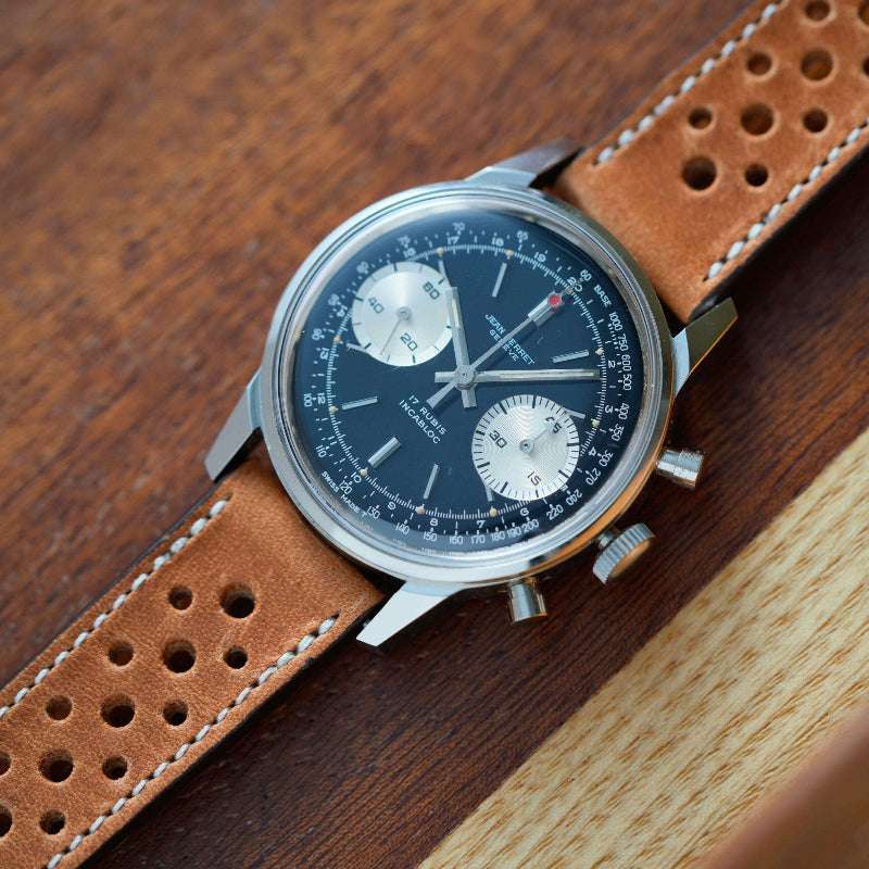 Hellbraunes Horween Dublin Leder Racing Uhrenarmband an Jean Perret Genève – Seitenansicht der Jean Perret Genève Uhr mit strapazierfähigem hellbraunem Horween Dublin Lederarmband, das für seine luxuriöse Ausstrahlung und Robustheit bekannt ist