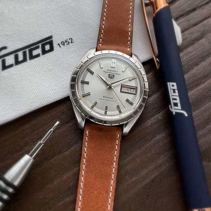 Hellbraunes Horween Dublin Leder Uhrenarmband an Seiko Sportsmatic – Detailaufnahme der Seiko Sportsmatic Uhr mit strapazierfähigem, hellbraunem Horween Dublin Lederarmband, das der Uhr eine elegante und sportliche Ausstrahlung verleiht