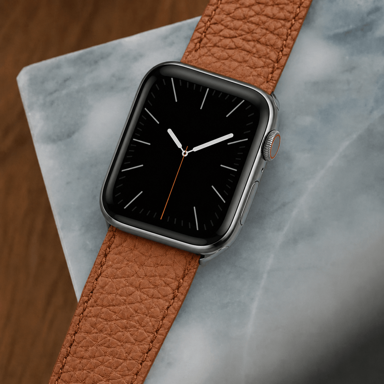 Hellbraunes Lederarmband für Apple Watch aus Togoleder auf schwarzem Ziffernblatt.