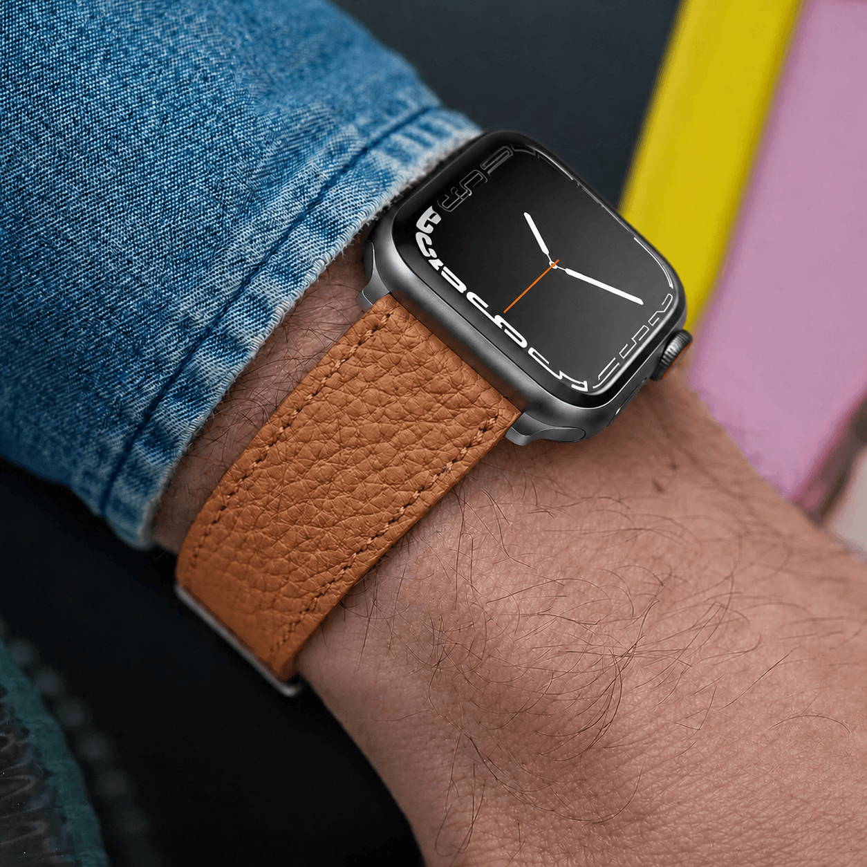 Hellbraunes Lederarmband für Apple Watch aus Togoleder, lässig am Handgelenk getragen, in stylischer Umgebung.