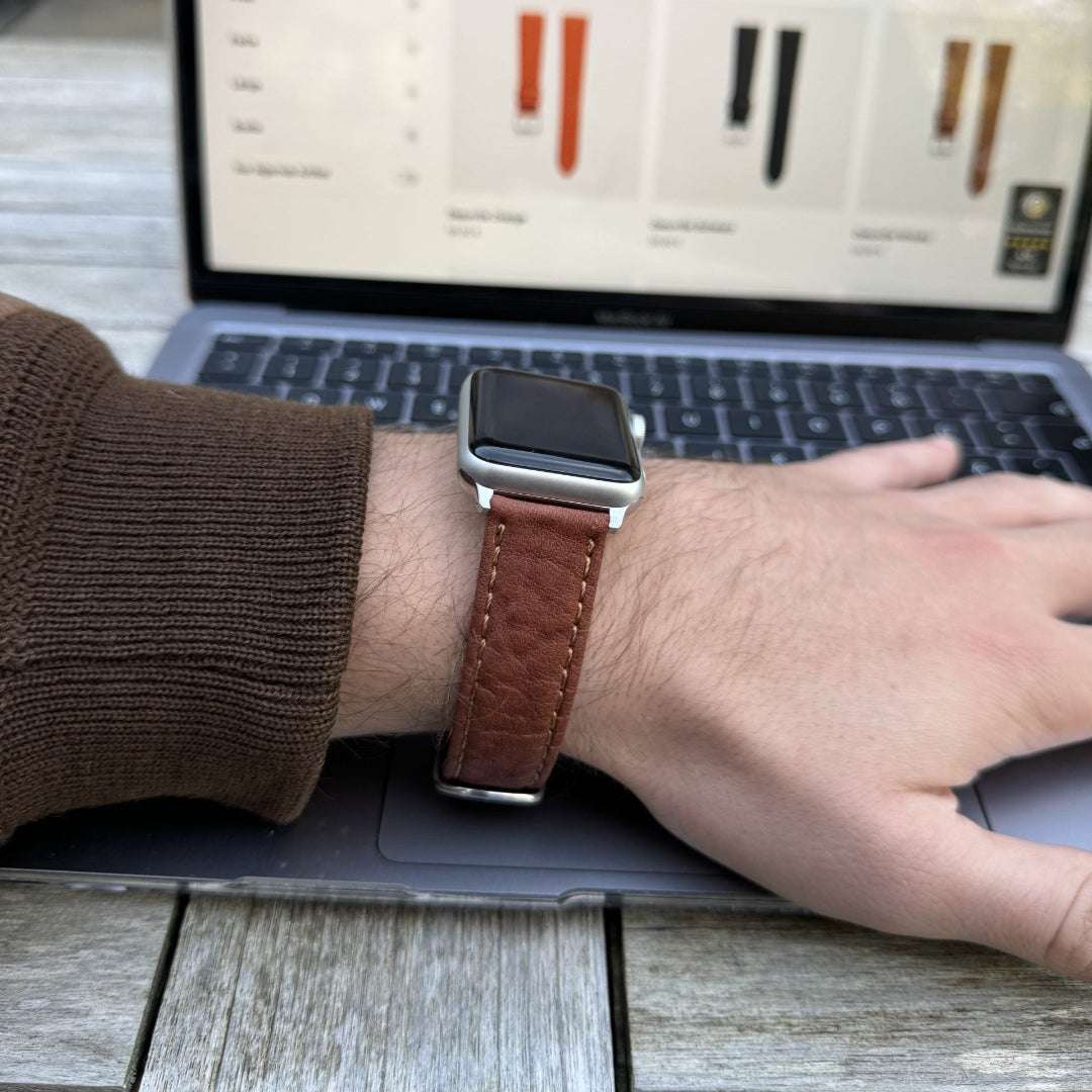 Hellbraunes Stierleder-Armband für Apple Watch am Handgelenk – Rustikales Lederarmband aus Stierleder, Schrägansicht, modernes Design