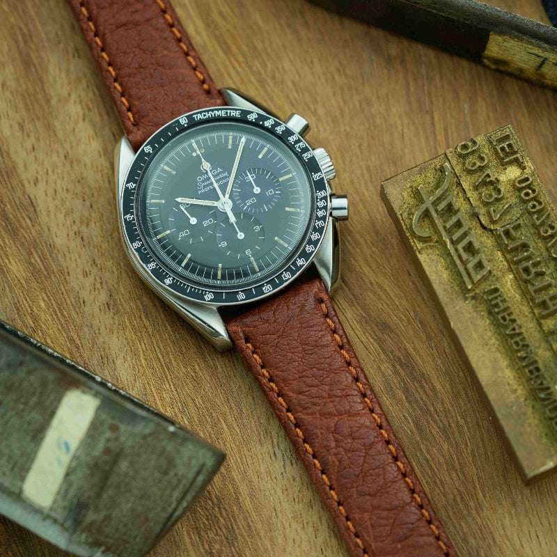 Hellbraunes Stierleder Uhrenarmband an Omega Speedmaster Moonphase – Detailaufnahme der Uhr mit hochwertigem, strapazierfähigem Stierlederarmband, luxuriöses Design, perfekt für sportliche und luxuriöse Uhren