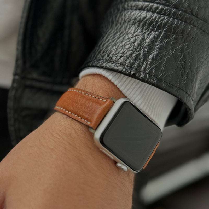 Hellbraunes vegetabil gegerbtes Armband für Apple Watch – Detailaufnahme des Leders, natürliche Maserung und nachhaltige Verarbeitung