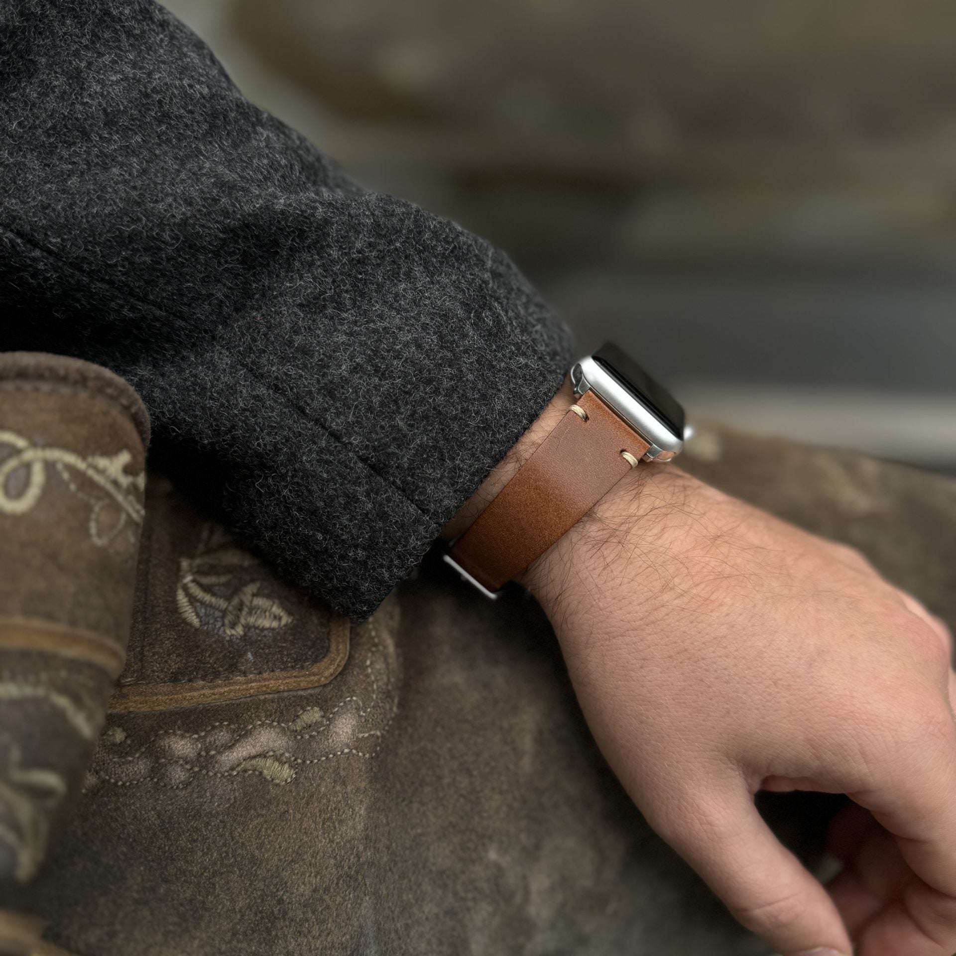 Bild des braunen Apple Watch Armband Leder Herren mit einem klaren Fokus auf die exquisite Handwerkskunst.