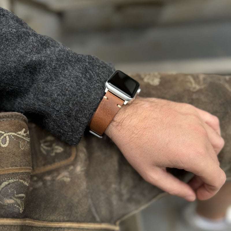 Nahaufnahme eines Mannes mit dem braunen Apple Watch Armband Leder Herren in einem eleganten Outfit.