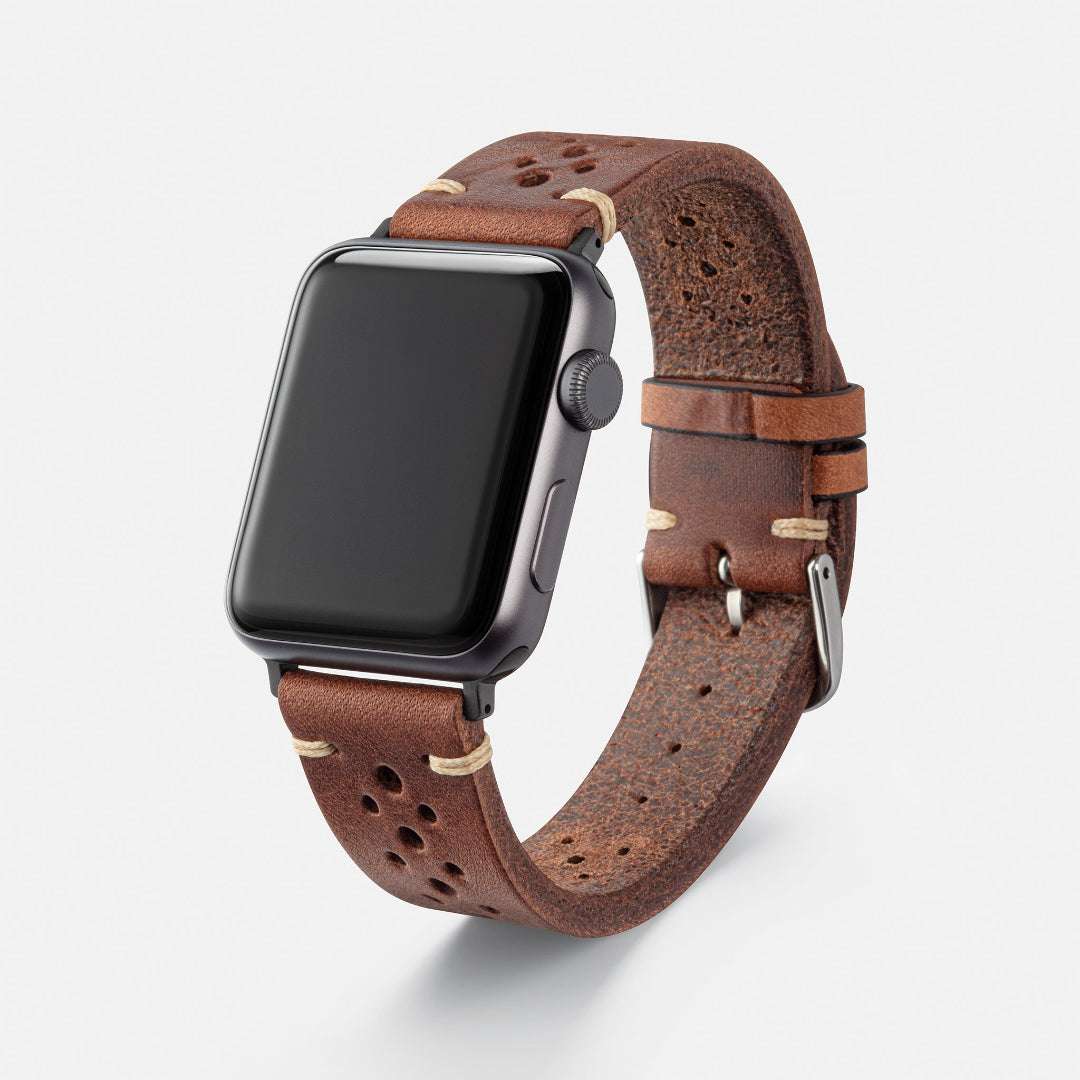 Hellbraunes vegetabil gegerbtes Apple Watch Armband mit Racing-Löchern – Handgefertigtes, strapazierfähiges Lederarmband mit Racing-Löchern, Freistelleransicht mit Apple Watch, Made in Germany