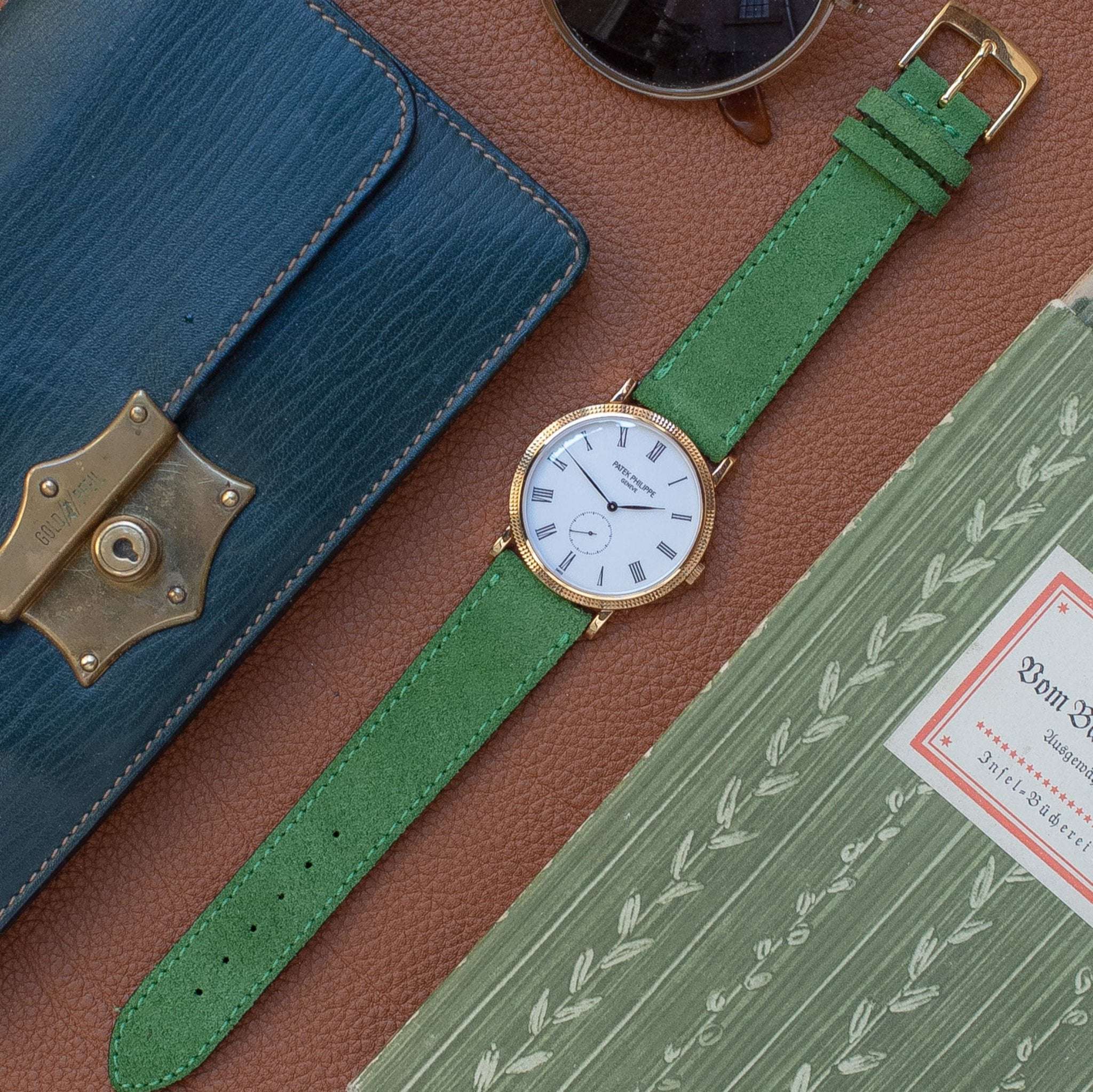 Hellgrünes Nizza Uhrenarmband aus Veloursleder an goldener Patek Philippe Genève