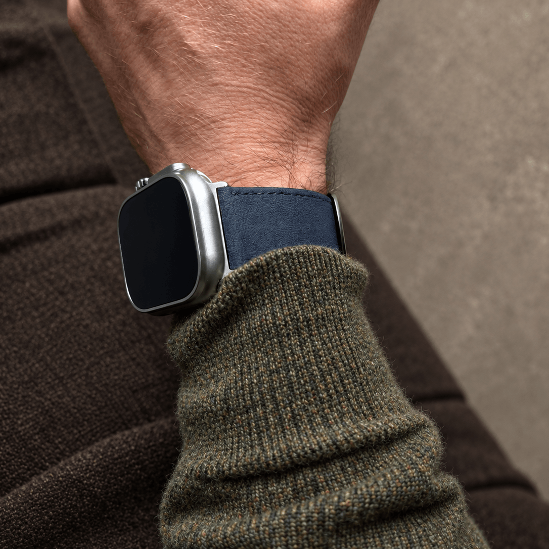 Alcantara – Apple Watch Armband in Dunkelgrau, hochwertiges Alcántara apple watch armband am Handgelenk.