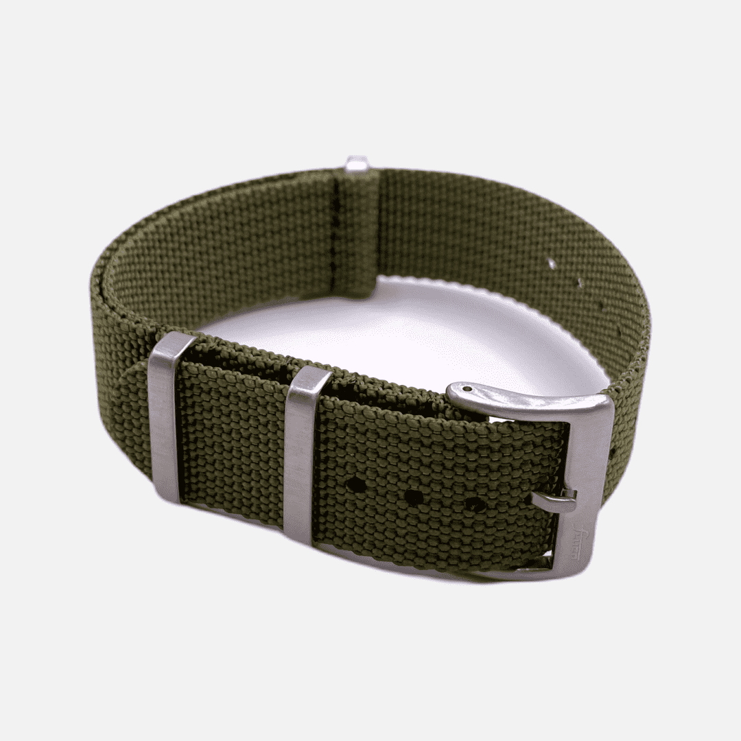 Grünes NATO Band mit Fluco Logo – Robust und elegant, dieses grüne NATO Band mit Fluco Logo eignet sich hervorragend für sportliche Zeitmesser und bietet höchste Strapazierfähigkeit