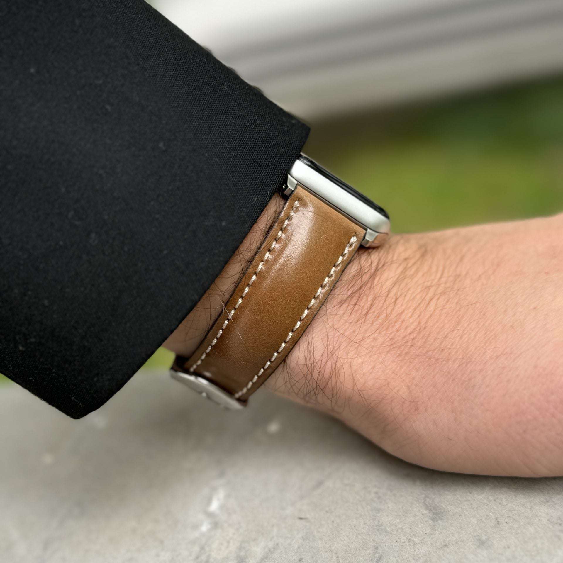 Das apple watch armband luxus aus hochwertigem Horween Cordovan auf einem Handgelenk, perfekt für Business Looks. Apple Watch Band, aus horween shell cordovan.