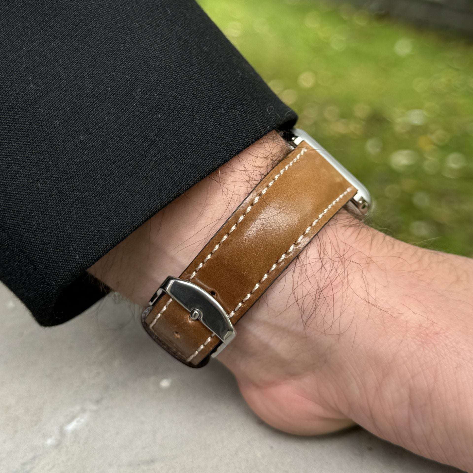 Das apple watch armband luxus aus Horween Cordovan wird ans Handgelenk angepasst, ideal für qualitativ bewusste Nutzer. Apple Watch Band, aus horween shell cordovan.