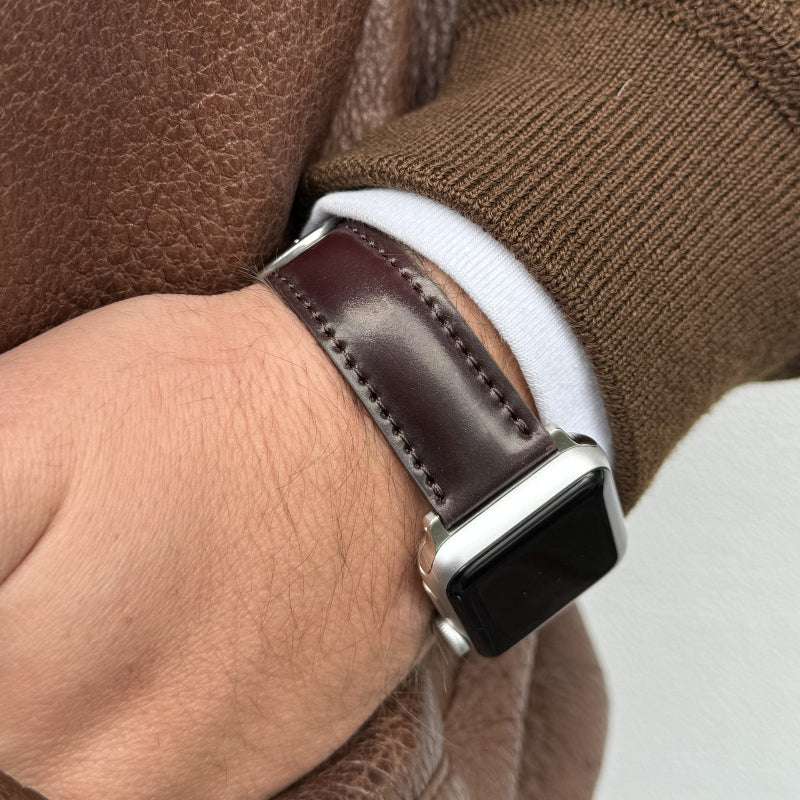 Elegantes apple watch armband luxus in braunem Horween Cordovan über einem Hemd getragen. Apple Watch Band, aus horween shell cordovan.