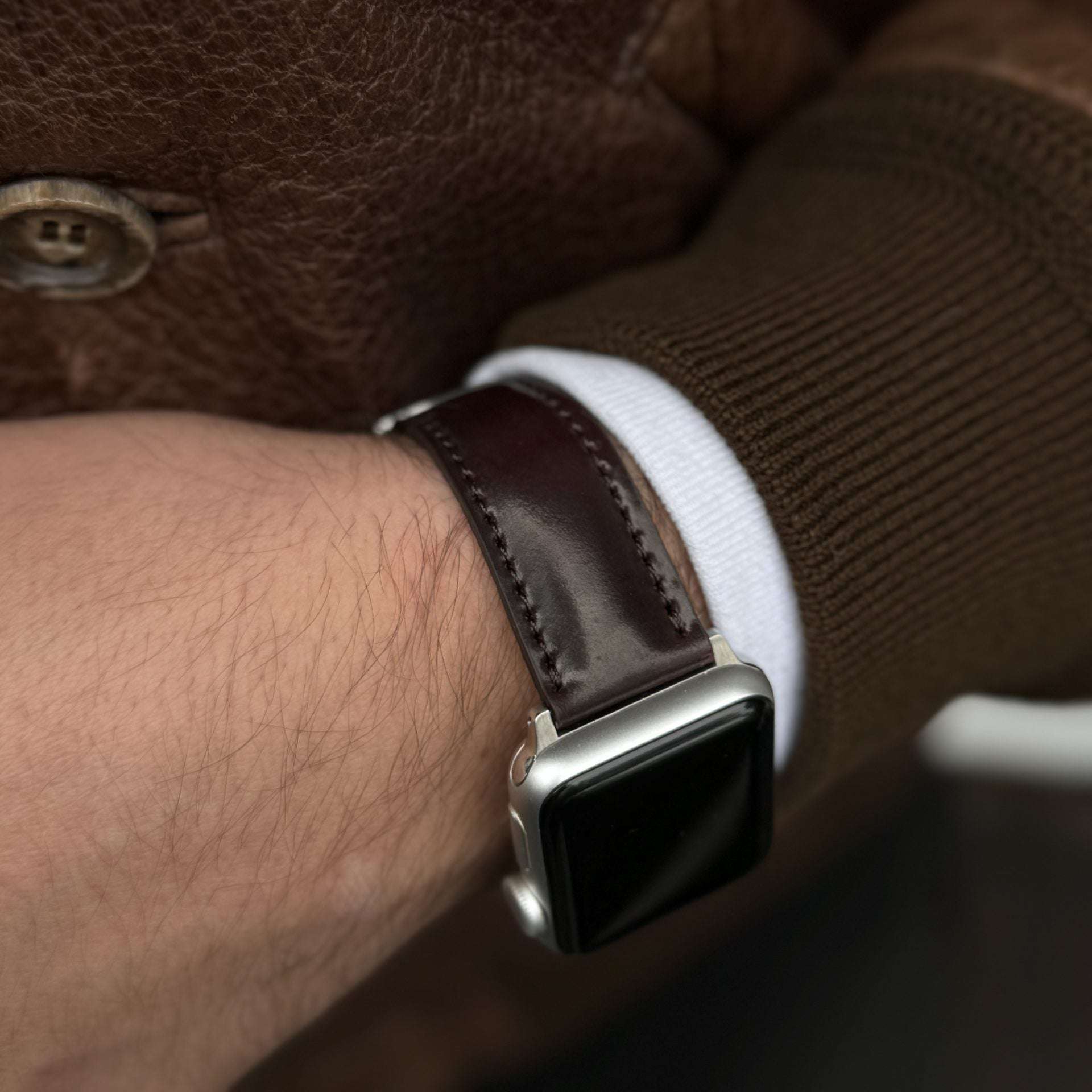 Detailaufnahme eines apple watch armband luxus aus Horween Cordovan, getragen an einem Handgelenk. Apple Watch Band, aus horween shell cordovan.