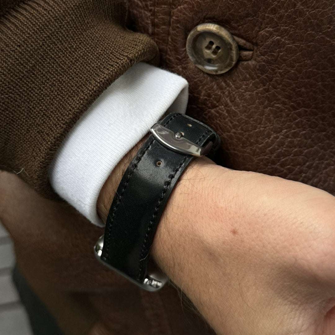 Ein handgefertigtes apple watch armband luxus aus Horween Cordovan, ideal für stilbewusste Träger. Apple Watch Band, aus horween shell cordovan.