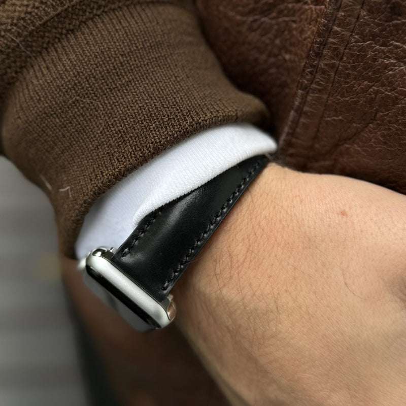 Der Träger präsentiert sein apple watch armband luxus aus Horween Cordovan mit modischen Akzenten. Apple Watch Band, aus horween shell cordovan.