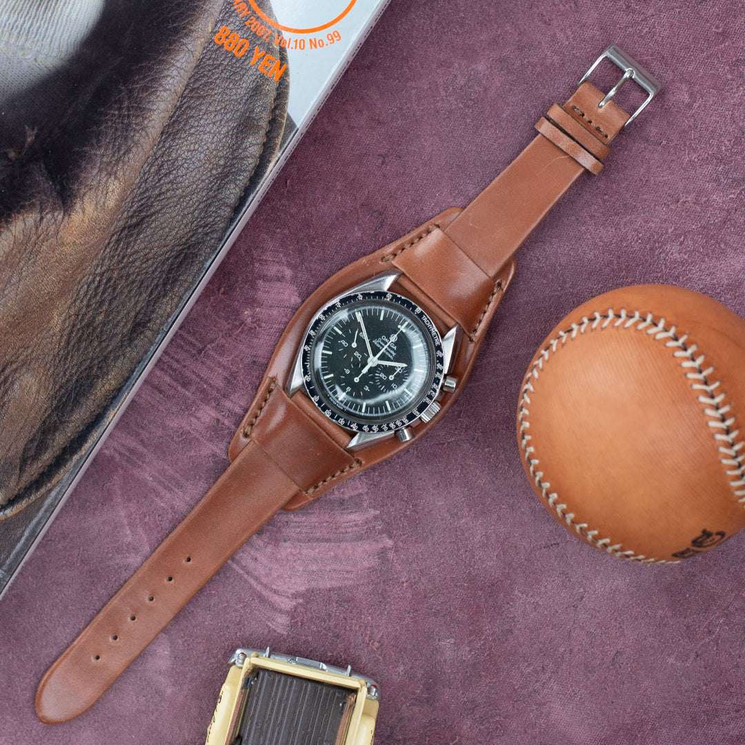 Horween Shell Cordovan Unterlagen Uhrenarmband in Whisky an Omega Speedmaster – Detailaufnahme der Uhr mit edlem, strapazierfähigem Shell Cordovan Uhrenarmband, luxuriös und perfekt für anspruchsvolle Zeitmesser